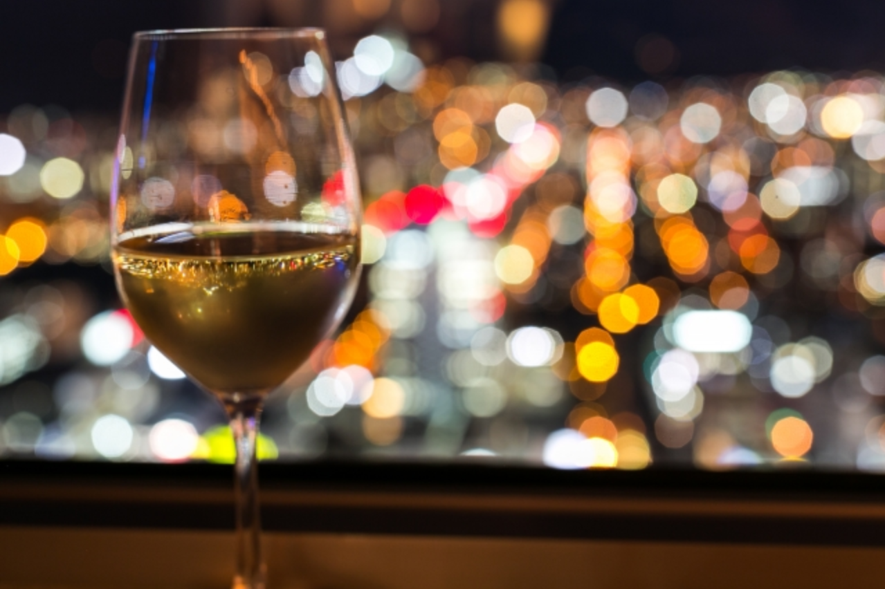 夜景を背景に白ワインがテーブルの上に置かれている